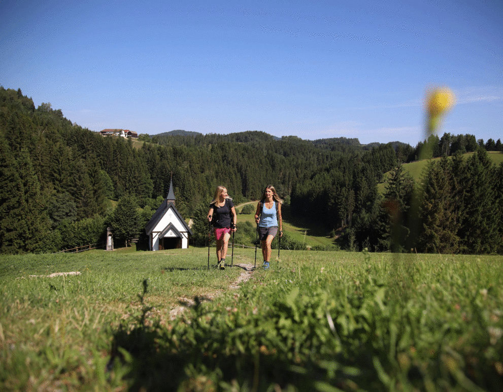 2 Frauen wandern am Johannesweg - Station 1 Johannesbrunnen